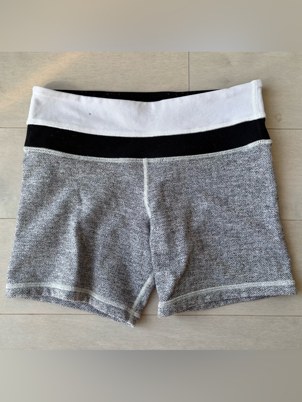 Lululemon shorts size 4
